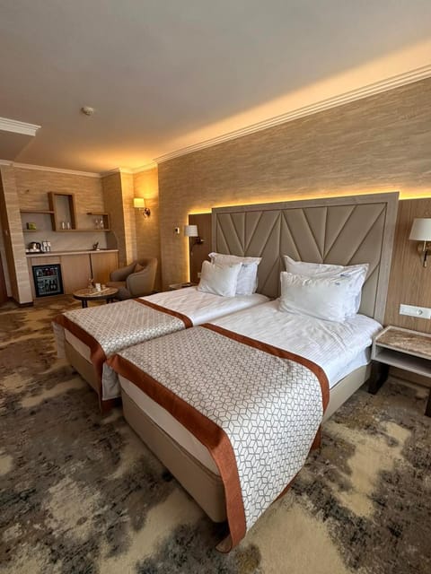 Kitchen or kitchenette, Seating area, Bedroom