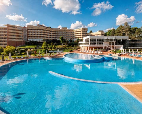 Property building, Day, Pool view, Swimming pool, sunbed