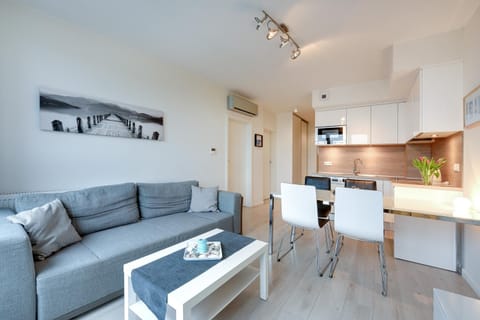 TV and multimedia, Kitchen or kitchenette, Living room, Seating area, stove