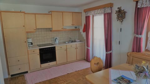 Kitchen or kitchenette, pet friendly, stove