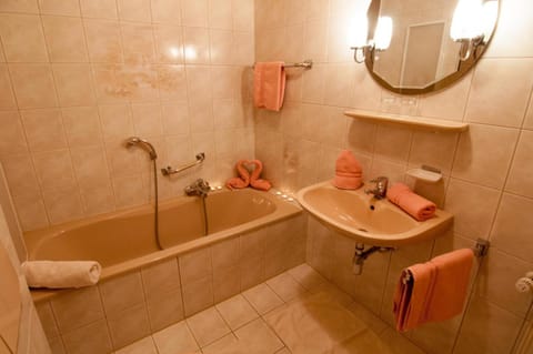 Bathroom, Bath, towels