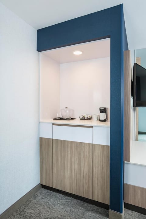 Coffee/tea facilities, minibar