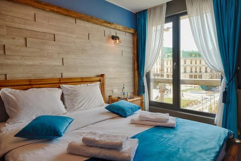 Bed, View (from property/room), Photo of the whole room, City view, Landmark view