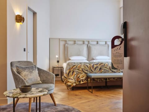 Bed, Photo of the whole room, Seating area