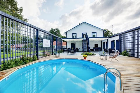 Property building, Balcony/Terrace, Swimming pool