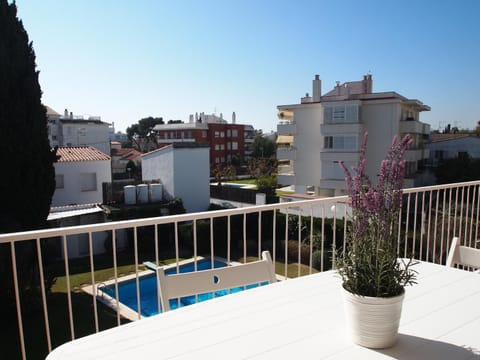 Balcony/Terrace, City view, Pool view, Street view, Swimming pool