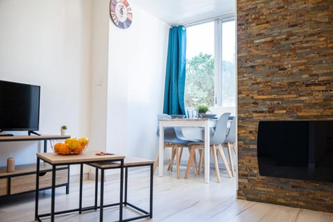 Communal lounge/ TV room, TV and multimedia, Living room, Seating area, Dining area