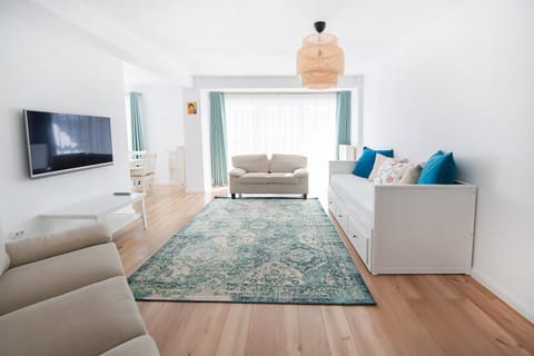 Communal lounge/ TV room, TV and multimedia, Living room, Seating area, Mountain view