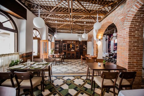 Restaurant/places to eat, Nightclub / DJ, Lounge or bar, Dining area