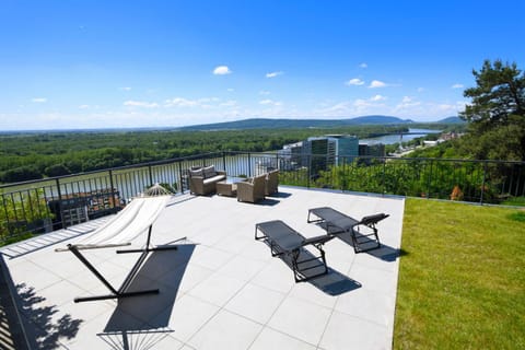 View (from property/room), Balcony/Terrace, River view