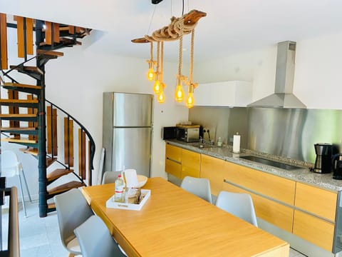 Coffee/tea facilities, Kitchen or kitchenette, Seating area, Dining area, minibar, pet friendly, stove, toaster