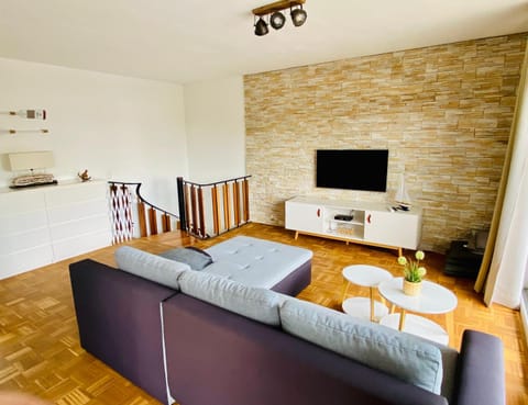 Communal lounge/ TV room, TV and multimedia, Living room, Photo of the whole room, Seating area, Evening entertainment, locker