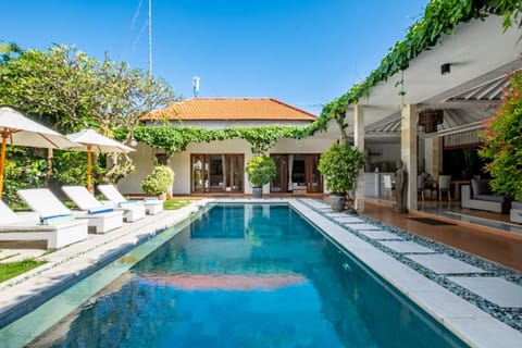 Property building, Patio, Garden, Garden view, Pool view, Swimming pool, sunbed