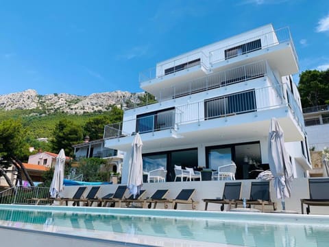 Property building, Garden, Balcony/Terrace, Swimming pool