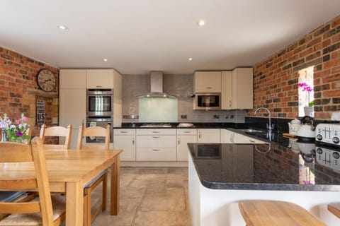 Coffee/tea facilities, Kitchen or kitchenette, Seating area, Dining area