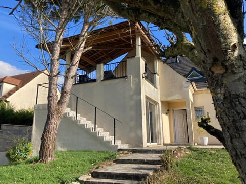 Property building, Patio, Patio, Facade/entrance, Garden, Balcony/Terrace, Balcony/Terrace, Garden view, Supermarket/grocery shop, Sunset, ATM, fireplace, fireplace, furniture, locker, locker, towels, vending machine