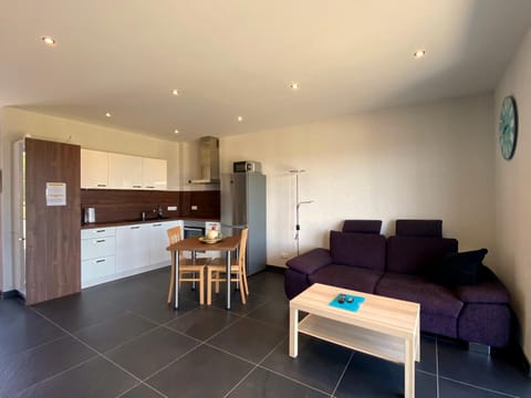 Kitchen or kitchenette, Living room, Seating area, Dining area