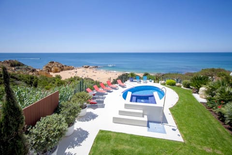 Property building, Nearby landmark, Day, Natural landscape, Bird's eye view, Beach, On site, Pool view, Sea view, Swimming pool, Location, Family, Family, Family, sunbed