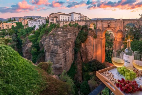 Nearby landmark, Natural landscape, Food and drinks, City view, Drinks
