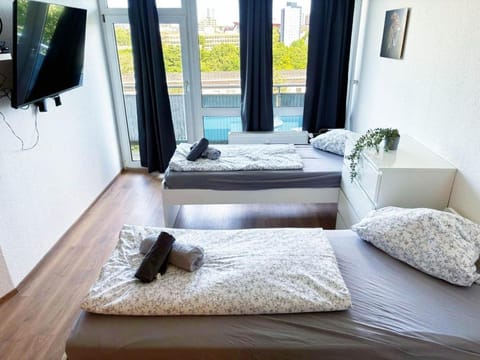 Bed, TV and multimedia, Balcony/Terrace, Photo of the whole room