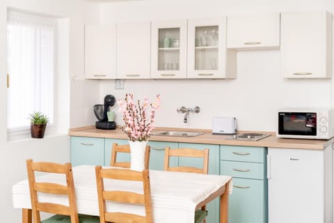 Kitchen or kitchenette, Dining area
