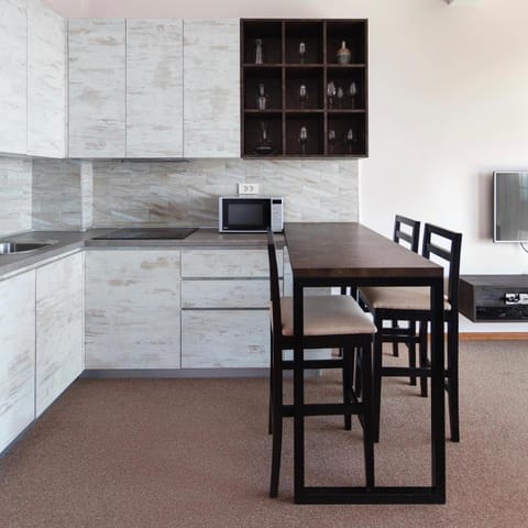 Kitchen or kitchenette, Dining area