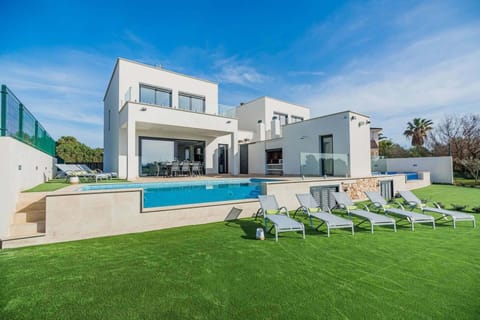 Property building, Facade/entrance, Off site, Garden, Garden view, Pool view, Swimming pool, sunbed