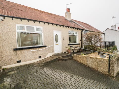 Cosy Bee House in England
