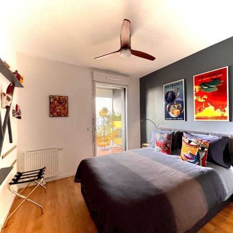 Photo of the whole room, Bedroom, fireplace