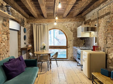 Kitchen or kitchenette, Living room, Seating area, Dining area, City view