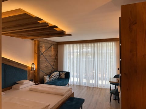 Bed, Living room, Photo of the whole room, Seating area, Bedroom