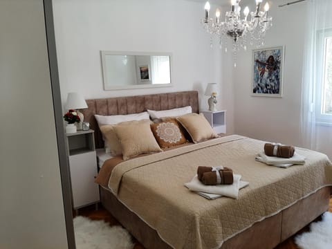 Bed, Bedroom, towels