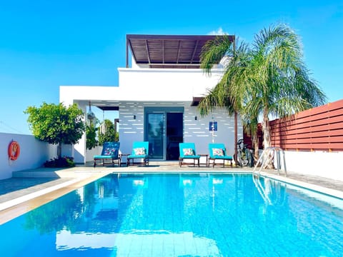 Property building, Patio, Pool view, Swimming pool, sunbed