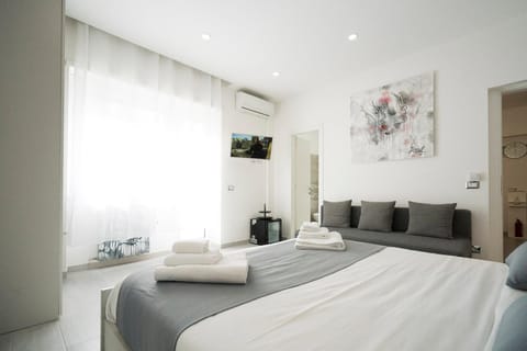 Bed, TV and multimedia, Photo of the whole room, Bedroom, oven, safe, air conditioner