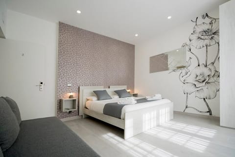 Bed, Photo of the whole room, Bedroom, oven, air conditioner