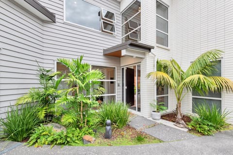 Property building, Facade/entrance, Neighbourhood, Natural landscape, Garden