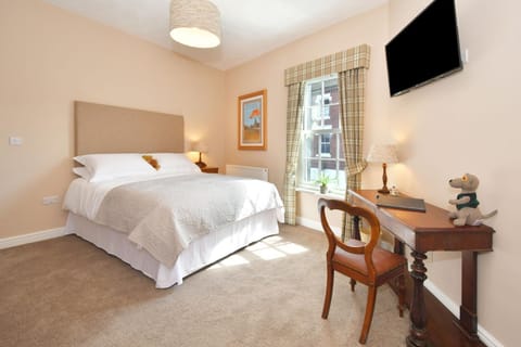 Bed, TV and multimedia, Photo of the whole room, Decorative detail, Bedroom