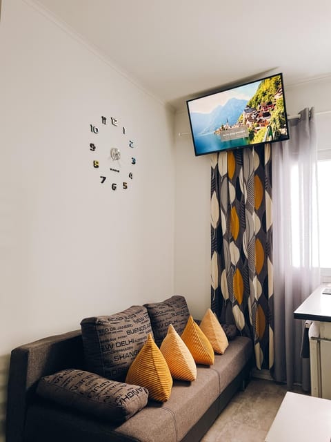TV and multimedia, Living room, Seating area, Evening entertainment