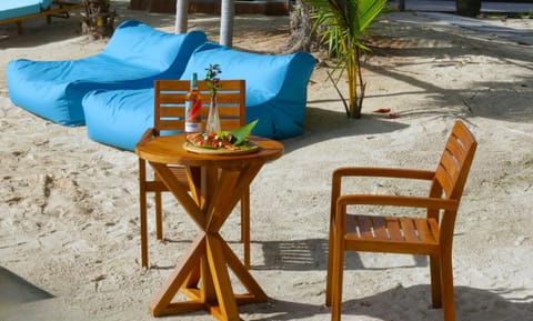 Day, Food and drinks, Seating area, Beach, Drinks