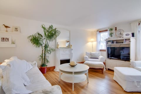 Chincoteague Charm Escape with Bikes and Yard Games! House in Chincoteague Island