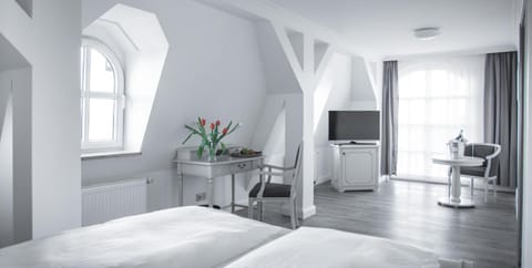 TV and multimedia, Photo of the whole room, Seating area, Bedroom
