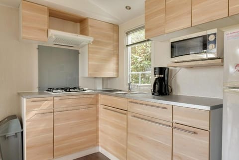 Coffee/tea facilities, Kitchen or kitchenette, Dining area, On site