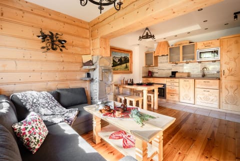 Kitchen or kitchenette, Living room, Seating area, Dining area