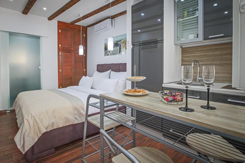 Bed, Kitchen or kitchenette, Photo of the whole room, Bedroom