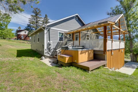 Eureka Getaway with Hot Tub and Mountain Views! House in Eureka