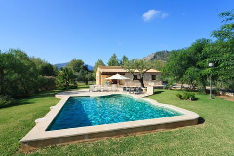 Property building, Facade/entrance, Garden, Swimming pool, sunbed