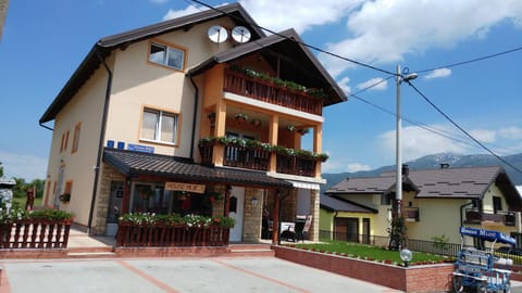 Property building, Facade/entrance, Decorative detail, Mountain view, Parking