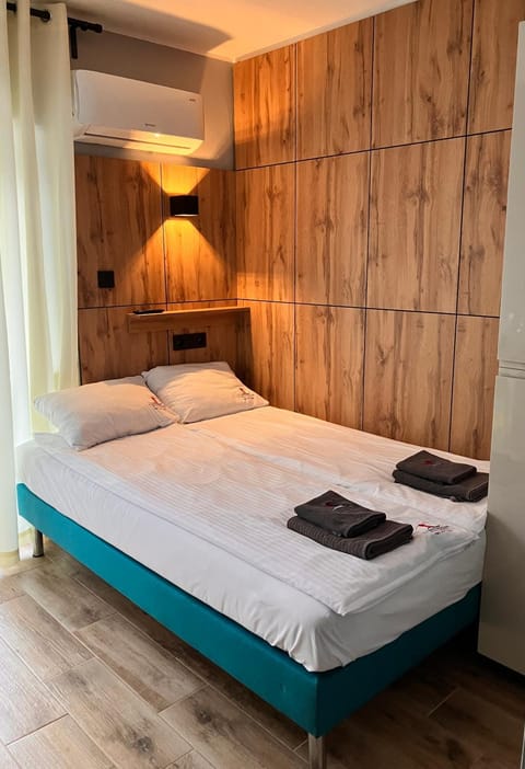 Bed, Photo of the whole room, Bedroom, towels, air conditioner