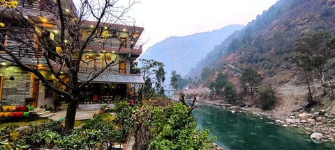 Property building, Nearby landmark, Spring, Day, Natural landscape, Lake view, Mountain view, River view