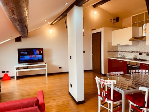 TV and multimedia, Living room, Seating area, Dining area